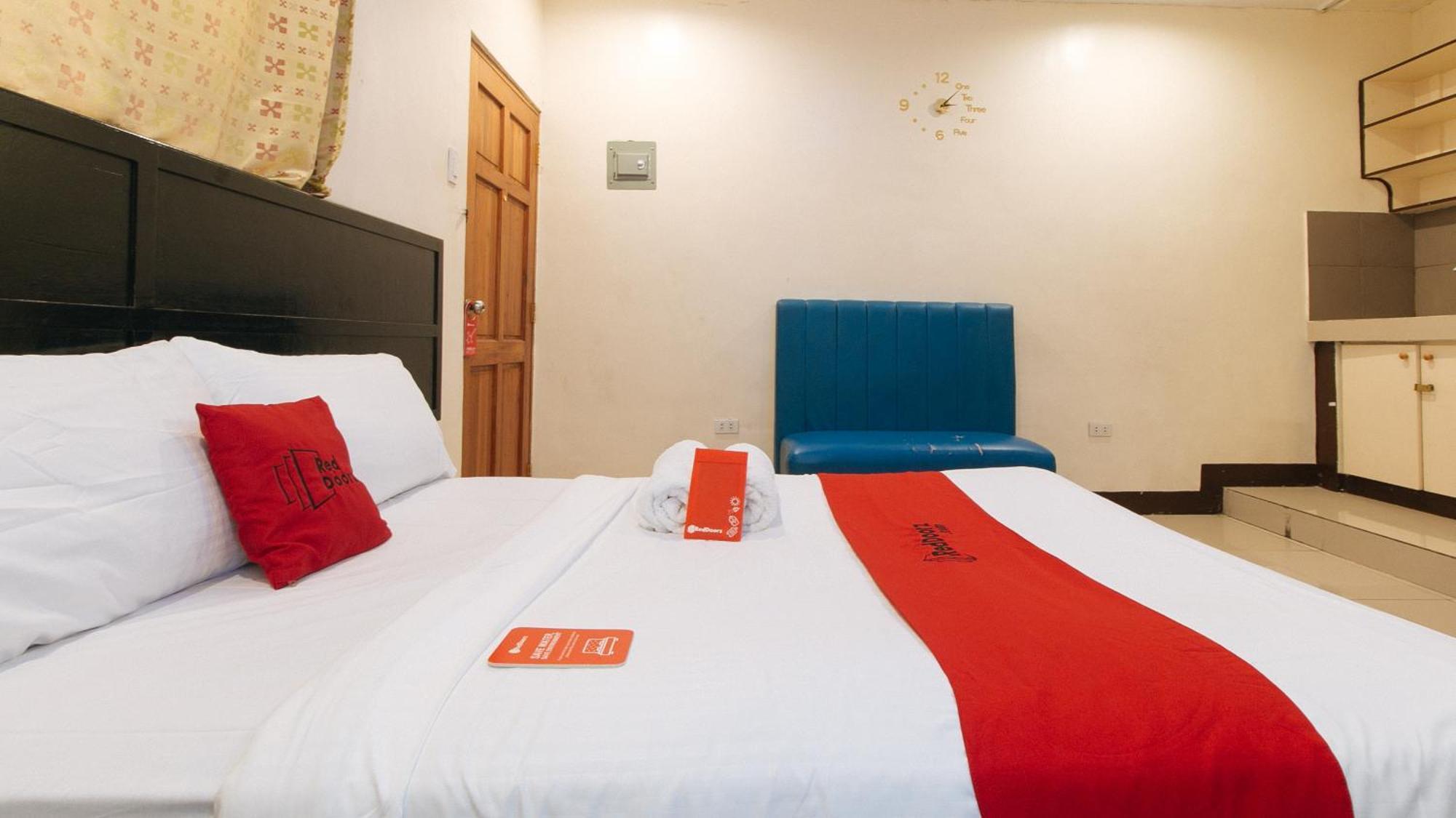 Reddoorz At V-Cat Apartelle Sampaloc Маніла Екстер'єр фото