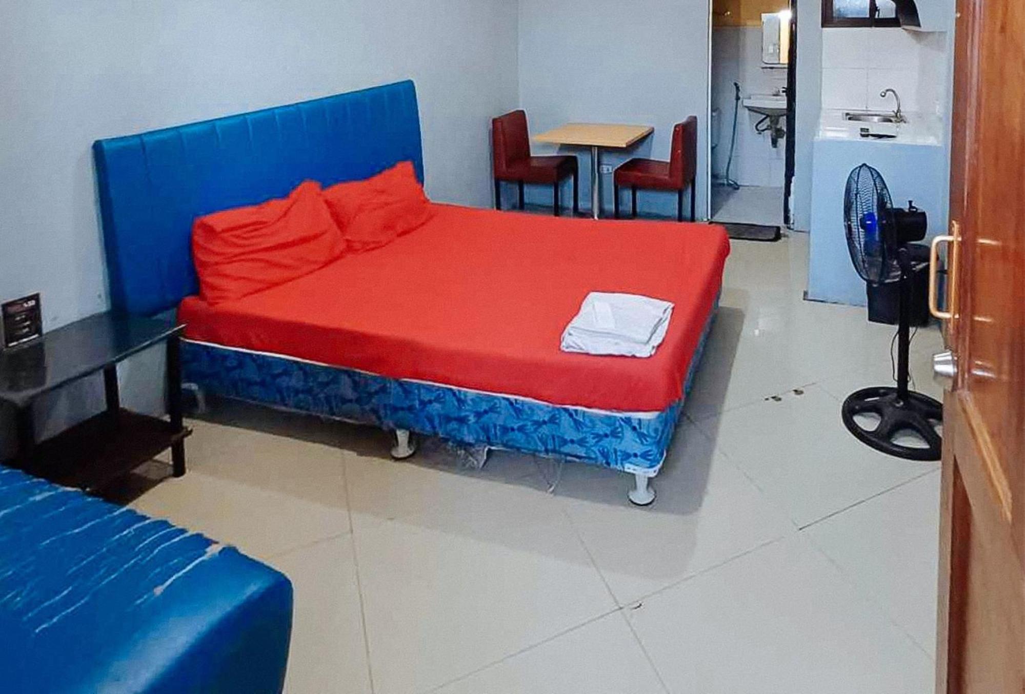 Reddoorz At V-Cat Apartelle Sampaloc Маніла Екстер'єр фото